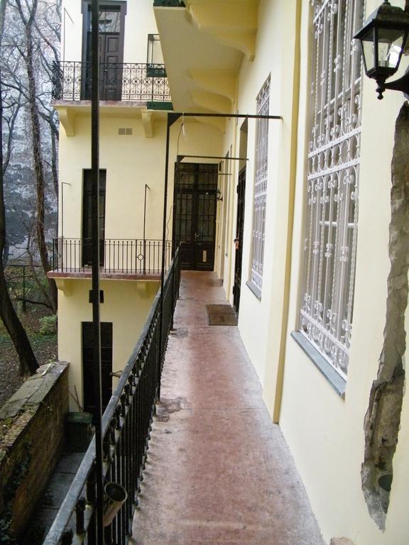 White Rabbit Hostel Boedapest Buitenkant foto